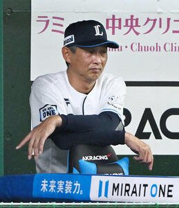 西武対ソフトバンク　ベンチで浮かない表情の西武西口監督(撮影･滝沢徹郎)
