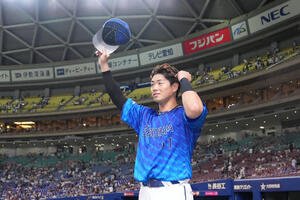 中日対DeNA　ファンの声援に応える蝦名(撮影･森本幸一)