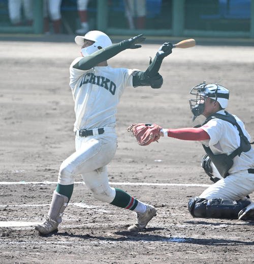 市和歌山対桐蔭　3回表市和歌山1死一、二塁、中前打を放つ川辺(撮影･和賀正仁)
