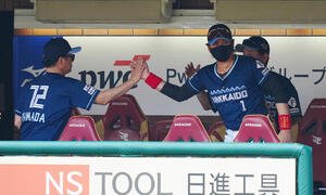楽天対日本ハム　楽天に勝利し、タッチを交わす日本ハム新庄監督(中央)(撮影･鈴木みどり)