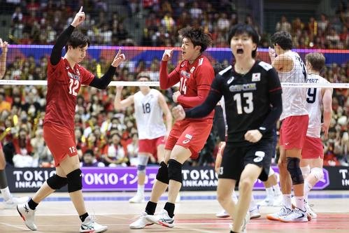 日本対アメリカ　第1セット、スパイクを決めガッツポーズする石川。左は高橋(撮影･宮地輝)