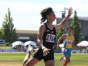 北信越新、新潟県中学新、大会新で男子200メートルを制した三条二中･桜田(左)(撮影･小林忠)