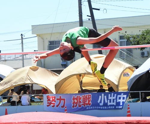 女子走り高跳びを制した三条一中･南雲(撮影･小林忠)