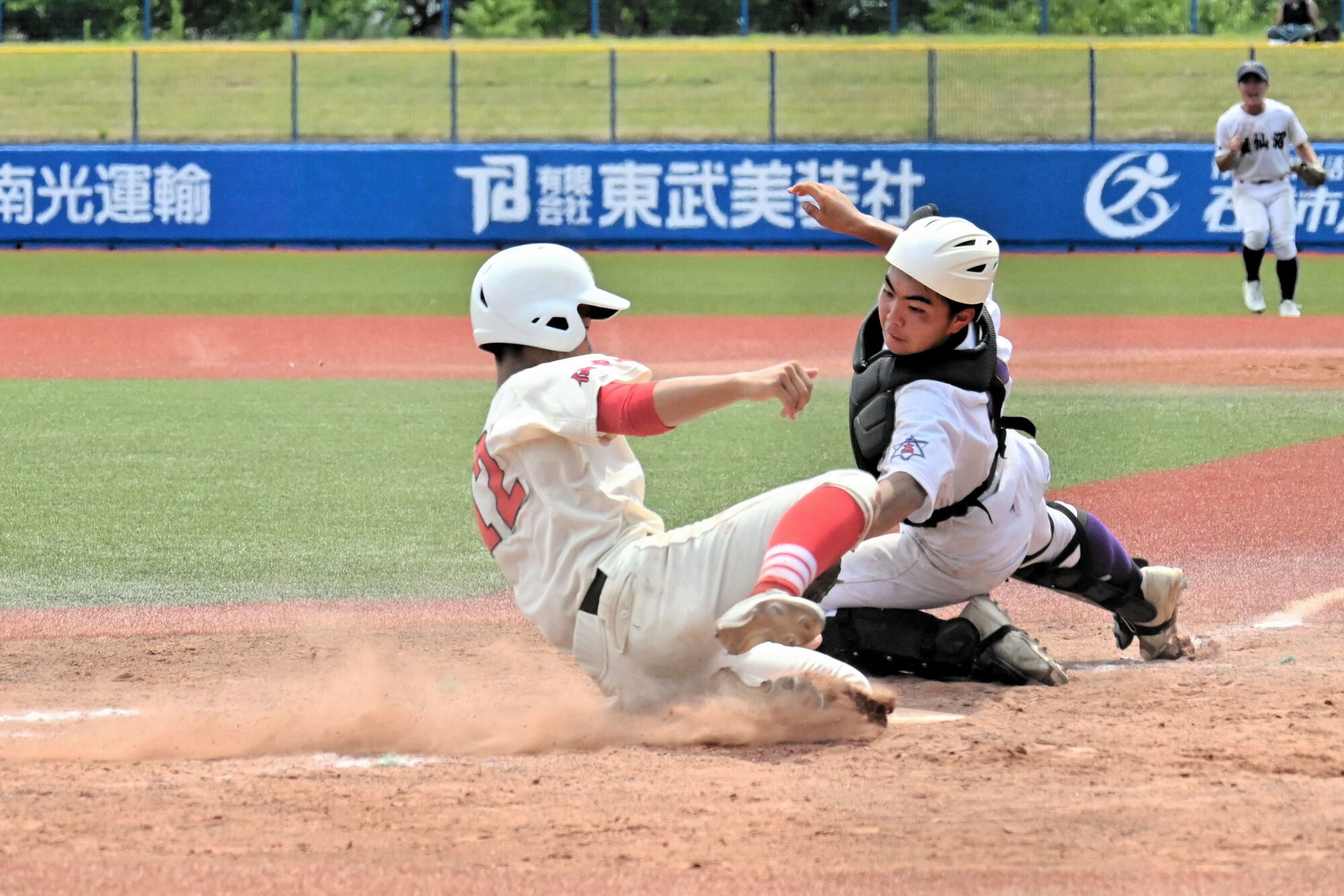 気仙沼―仙台商　四回、仙台商の越後が本塁に生還。捕手渋谷=2025年7月20日午後1時10分、石巻市民、岸めぐみ撮影