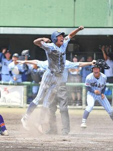 東海大静岡翔洋対常葉大橘　8回表東海大静岡翔洋2死二塁、好走塁でホームに生還し、歓喜する大村