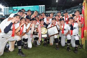 札幌日大対北海　優勝し笑顔でガッツポーズの北海ナイン(撮影･黒川智章)