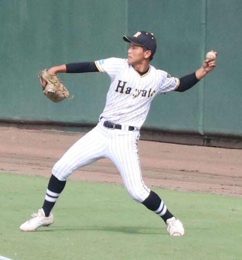 イニング間のキャッチボールをする横浜隼人･葛西(撮影･寺本吏輝)