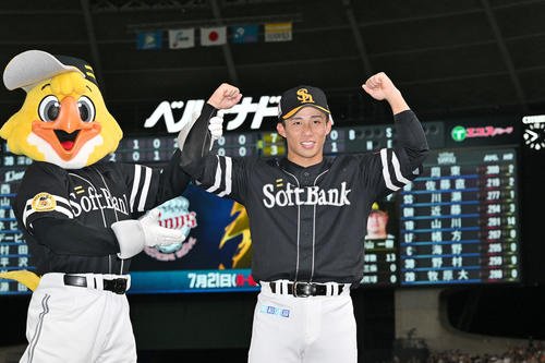 西武対ソフトバンク　ヒーローインタビューを終えポーズを決めるソフトバンク野村(撮影･滝沢徹郎)