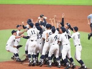 札幌日大対北海　優勝し歓喜する北海ナイン(撮影･黒川智章)