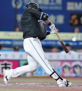 ロッテ対オリックス　6回裏ロッテ2死満塁、走者一掃の3点適時二塁打を放つ安田(撮影･野上伸悟)