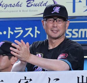 ロッテ対オリックス　3回裏、得点を喜ぶロッテ吉井監督(撮影･野上伸悟)