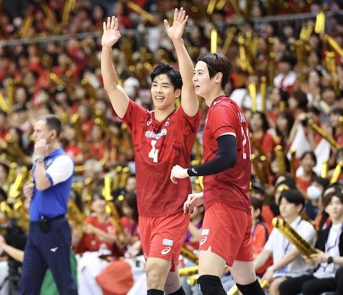 日本対米国　第2セット、スパイクを決め永露(右)と喜ぶ宮浦(撮影･宮地輝)