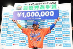 全ウ対全イ　最優秀選手賞に輝き、ボードを掲げる全イ知念(撮影･前田充)