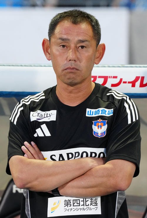 川崎F対新潟　試合前、ベンチ前に立つ新潟入江監督(撮影･江口和貴)