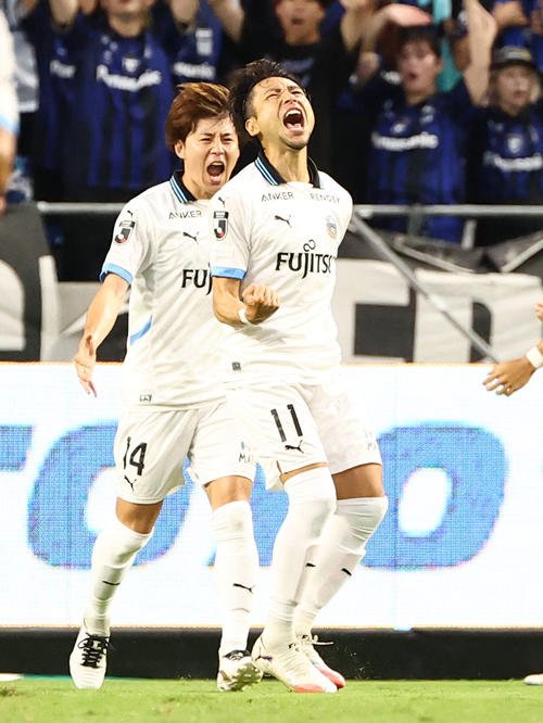 G大阪対川崎F　前半、先制ゴールを決めた川崎F小林はガッツポーズを見せる(撮影･上田博志)