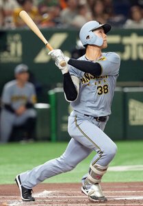 二回表阪神2死、右越えに先制本塁打を放つ小幡＝日刊スポーツ