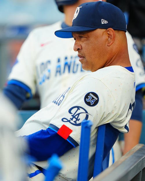 7月19日のブルワーズ戦、ベンチで渋い表情を見せるドジャースのロバーツ監督(撮影･垰建太)