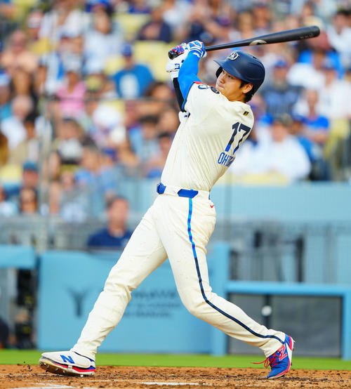 ドジャース対ブルワーズ　3回裏ドジャース無死一塁、2点本塁打を放つ大谷(2025年7月19日撮影)