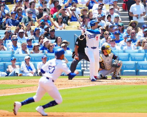 ドジャース対ブルワーズ　3回裏ドジャース2死一塁、2点本塁打を放つ大谷。手前は一走ベッツ(撮影･垰建太)
