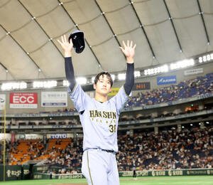 巨人対阪神　ヒーローインタビューを終えスタンドに手を振る阪神小幡(撮影･浅見桂子)