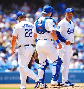 ドジャース対ブルワーズ　5回表ブルワーズ1死、一、三塁、カーショー(左)を降板させるロバーツ監督(右)(撮影･垰建太)
