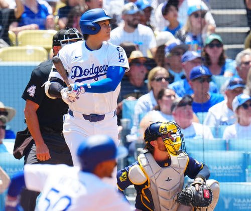 ドジャース対ブルワーズ　3回裏ドジャース2死一塁、2点本塁打を放つ大谷。手前は一走ベッツ(撮影･垰建太)