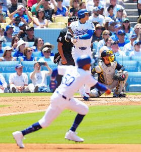 ドジャース対ブルワーズ　3回裏ドジャース2死一塁、2点本塁打を放つ大谷。手前は一走ベッツ(撮影･垰建太)