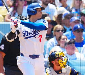 ドジャース対ブルワーズ　3回裏ドジャース2死一塁、2点本塁打を放つ大谷。手前は一走ベッツ(撮影･垰建太)