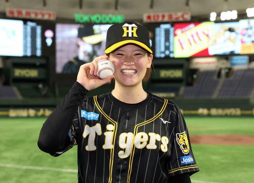 巨人対阪神　ヒーローインタビューで本塁打ボールをほおに当て笑顔の阪神安藤(2025年7月20日撮影)