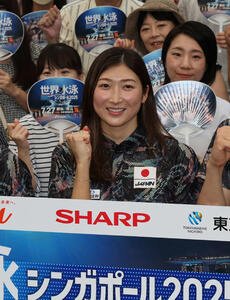 選手壮行会でガッツポーズを見せる池江(撮影･増田悦実)