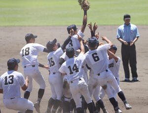 佐賀北対北陵　6年ぶり6回目の優勝を決めた佐賀北ナインは歓喜の表情でマウンドに集まる(撮影･梅根麻紀)