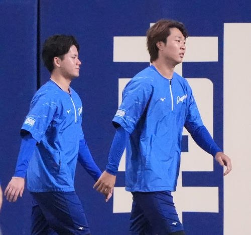 中日対DeNA　試合前、フェンス際で言葉を交わす左から金丸と高橋宏(撮影･森本幸一)