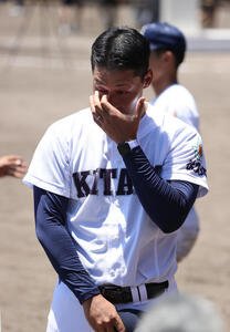 佐賀北対北陵　インタビュー中、涙をぬぐう佐賀北本村監督(撮影･梅根麻紀)