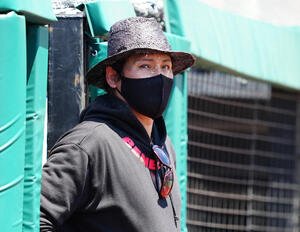 楽天対日本ハム　試合前練習を見る日本ハム新庄監督(撮影･鈴木みどり)