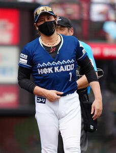 楽天対日本ハム　7回裏の投手交代を告げ、笑顔でベンチへ戻る日本ハム新庄監督(撮影･鈴木みどり)