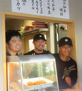 1日店長を務めたWBO世界バンタム級王者武居由樹(右端)。八重樫東トレーナー(中央)と元世界4階級制覇王者田中恒成氏も店頭で対応