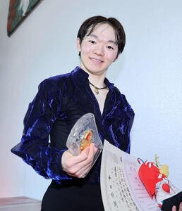 表彰式を終え笑顔で引き揚げる優勝した鍵山(撮影･鈴木正人)