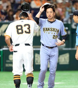 巨人対阪神　メンバー最終確認で巨人阿部監督(手前)とあいさつする阪神藤川監督(撮影･浅見桂子)