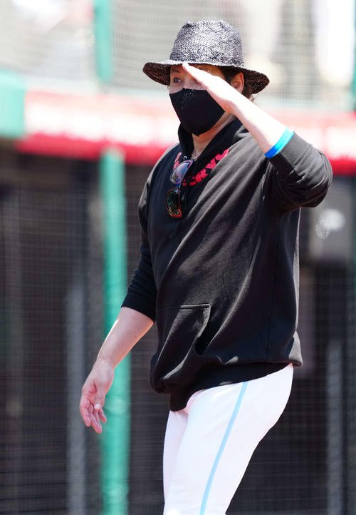 楽天対日本ハム　試合前練習で敬礼する日本ハム新庄監督(撮影･鈴木みどり)