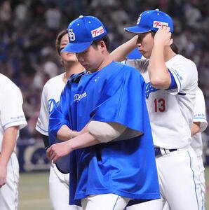 中日対DeNA　試合終了、スタンドへのあいさつを終え引き揚げる金丸(撮影･森本幸一)
