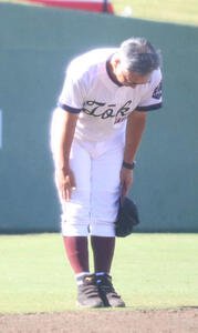 日大藤沢－桐光学園　日大藤沢のスタンドにも一礼した桐光学園･野呂監督(撮影･寺本吏輝)