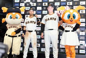巨人対阪神　ヒーローインタビューでガッツポーズする巨人吉川(左)とリチャード(撮影･浅見桂子)