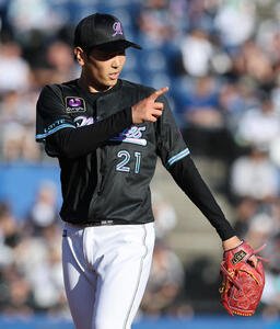 ロッテ対オリックス　1回表を終え、ベンチに戻るロッテ先発の石川柊(撮影･野上伸悟)