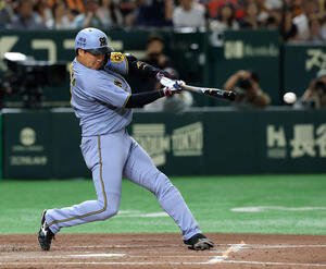 巨人対阪神　3回表阪神1死、大山は左前打を放ち通算1000安打とする(撮影･浅見桂子)