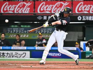 西武対ソフトバンク　3回表ソフトバンク無死一、二塁、周東は左翼に適時二塁打を放つ(撮影･滝沢徹郎)