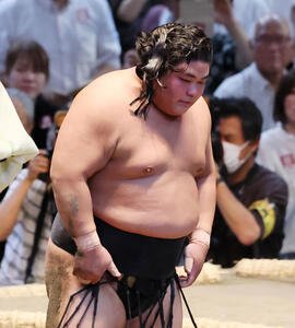 伯桜鵬(右)は押し出しで霧島を破り、まげが乱れる(撮影･加藤哉)