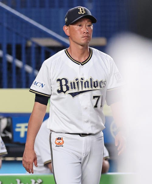 ロッテ対オリックス　選手交代を告げるオリックス岸田監督(撮影･野上伸悟)