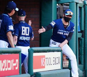 楽天対日本ハム　楽天に3連勝し、コーチ陣とタッチを交わす日本ハム新庄監督(右)(撮影･鈴木みどり)