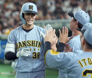 巨人対阪神　2回表阪神無死、先制のソロ本塁打を放ちナインと笑顔でハイタッチをする小幡(撮影･たえ見朱実)