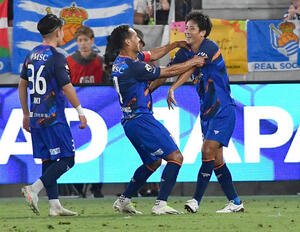 長崎対レアル･ソシエダード　後半、先制ゴールを決めた長崎笠柳(右)は笑顔を見せる(撮影･岩下翔太)